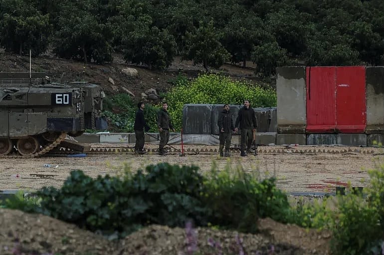 উত্তর ইসরায়েলে আজ শনিবার বিমান হামলার সতর্কতামূলক সাইরেন বাজার সময় ইসরায়েলি সেনাদের প্রতিক্রিয়া 

