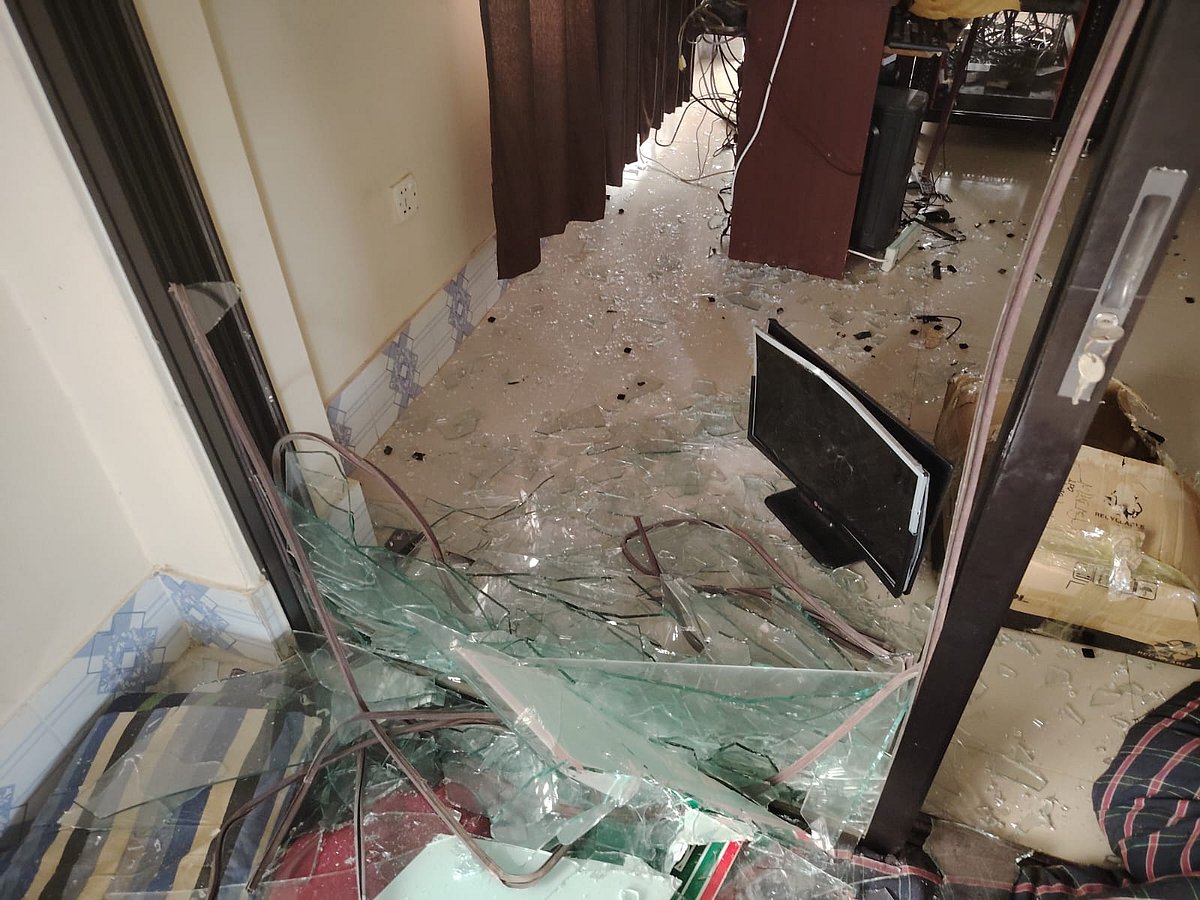 রাজশাহীর তানোরে বিএনপি নেতার প্রতিষ্ঠানে হামলা ভাঙচুর। আজ তানোর বাজারের কুঠিপাড়া রোড এলাকায়