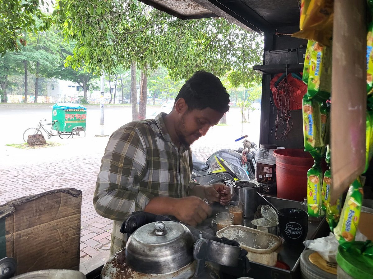 চা তৈরি করছেন মেহেদী হাসান। আজ শনিবার ঢাকার মানিক মিয়া এভিনিউতে