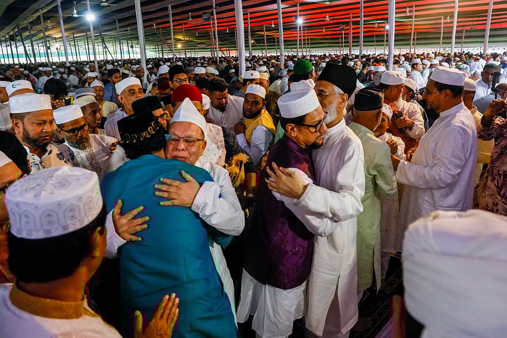 চট্টগ্রামের জমিয়াতুল ফালাহ জাতীয় মসজিদ ময়দানে আজ শনিবার পবিত্র ঈদুল ফিতরের প্রধান জামাত শেষে কোলাকুলি করেন বিভিন্ন রাজনৈতিক দলের নেতারা