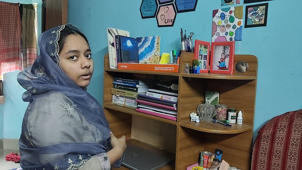 যুদ্ধের মধ্যে পড়ে বাহরাইনে নিহত হয়েছেন আবুল মহসিন তারেক। এবার দেশে ফিরে পরিবারের সঙ্গে ঈদ করার কথা ছিল তাঁর। কিন্তু সেটা হয়নি। তাই বাবার ছবি দেখে ঈদের দিন কাটছে মেয়ে তাসমিম তামান্নার। আজ শনিবার বেলা সাড়ে ১১টায় চট্টগ্রাম নগরের বউবাজার কেতুরা মসজিদ গলি এলাকায়