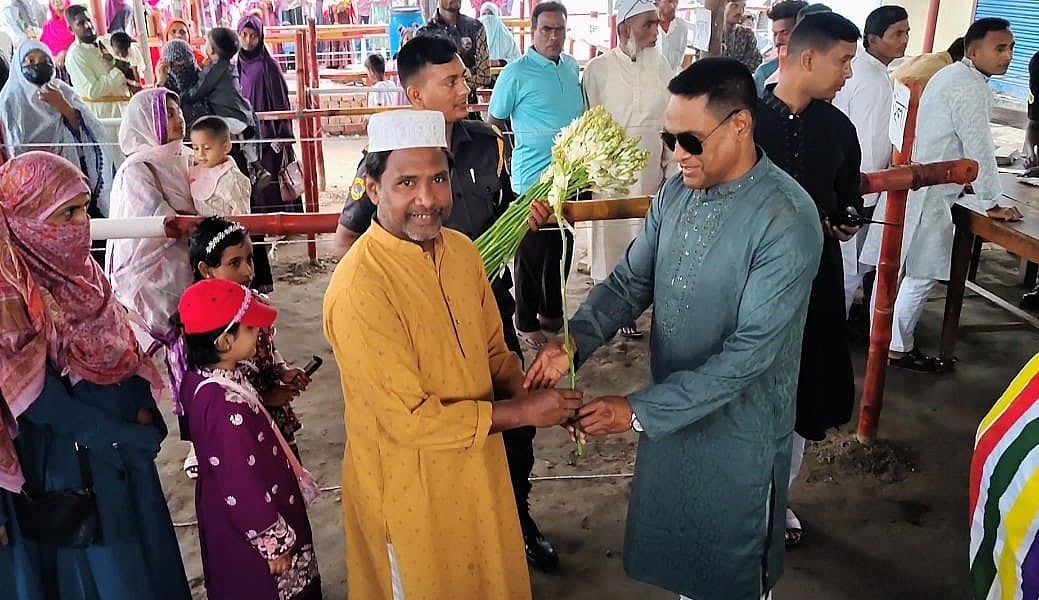 রাজশাহী কেন্দ্রীয় কারাগারে ঈদে বন্দী ও দর্শনার্থীদের ফুল ও পায়েস দিয়ে অভ্যর্থনা