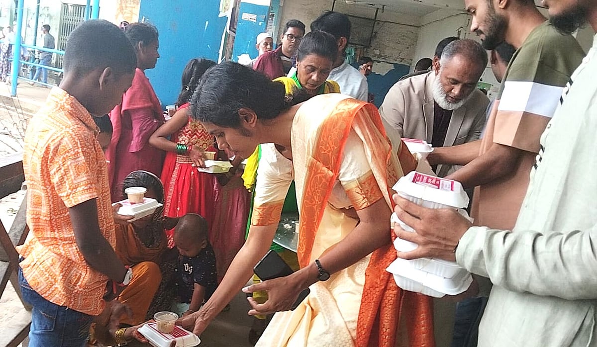 মানবতার ঈদ উৎসবে ভাসমান শিশু ও ছিন্নমূল মানুষের মধ্যে খাবার বিতরণ করেন বাসদ নেতা মনীষা চক্রবর্তী। আজ শনিবার বিকেলে নগরের নদীবন্দর এলাকায়