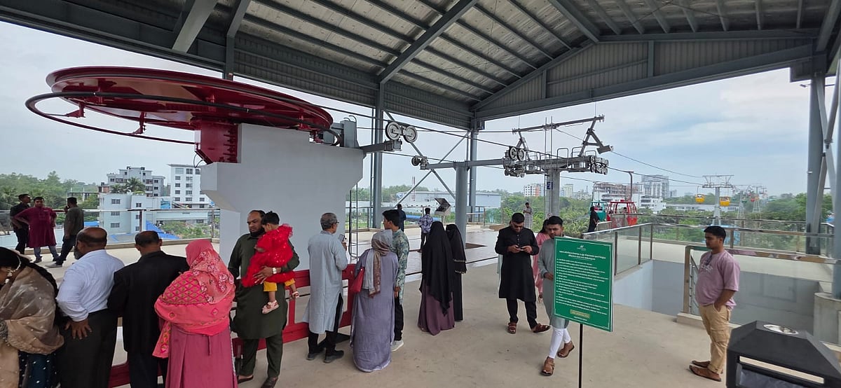 বগুড়ার পাঁচ তারকা মানের ‘মম ইন ইকো পার্ক অ্যান্ড রিসোর্ট’–এ চালু হয়েছে ‘কেব্‌ল কার’ রাইড। আজ শনিবার দুপুরে