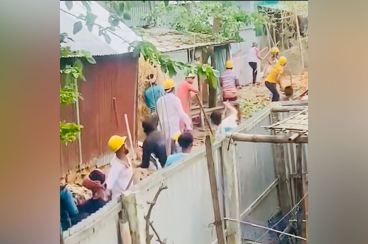 ব্রাহ্মণবাড়িয়ার নাসিরনগর উপজেলার ভলাকুট ইউনিয়নের বালিখোলা গ্রামে দুই পক্ষের মধ্যে সংঘর্ষ। আজ শনিবার সকালে তোলা