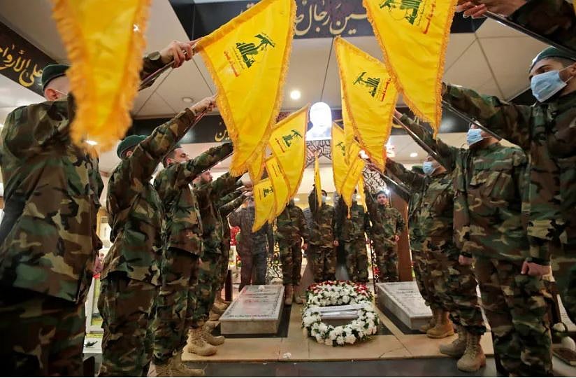 পতাকা হাতে লেবাননের হিজবুল্লাহ যোদ্ধারা