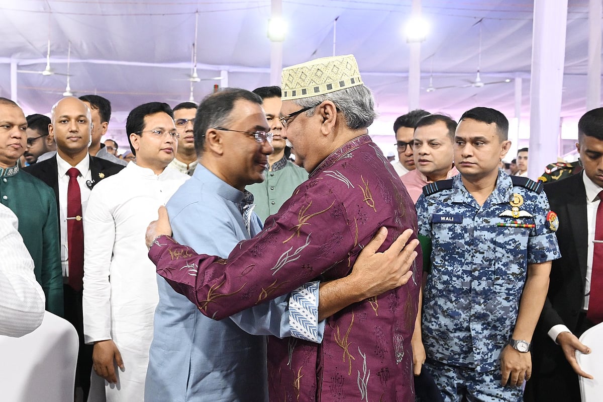 জাতীয় ঈদগাহে আজ শনিবার সকালে ঈদের প্রধান জামাতে অংশ নেওয়ার পর কোলাকুলি করেন রাষ্ট্রপতি মো. সাহাবুদ্দিন ও প্রধানমন্ত্রী তারেক রহমান।