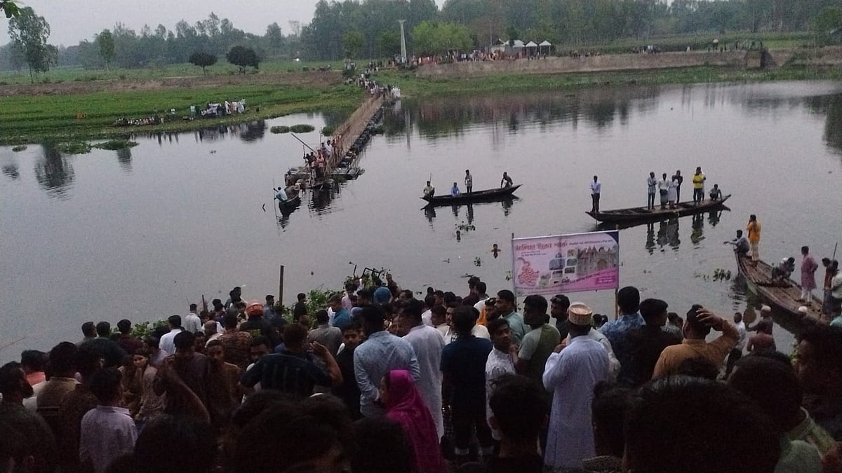 জামালপুরের দেওয়ানগঞ্জ উপজেলায়  ভাসমান সেতু ভেঙে  ব্রহ্মপুত্র নদে ভেঙে পড়েছে। আজ শনিবার বিকেলে দেওয়ানগঞ্জ থানার সামনে