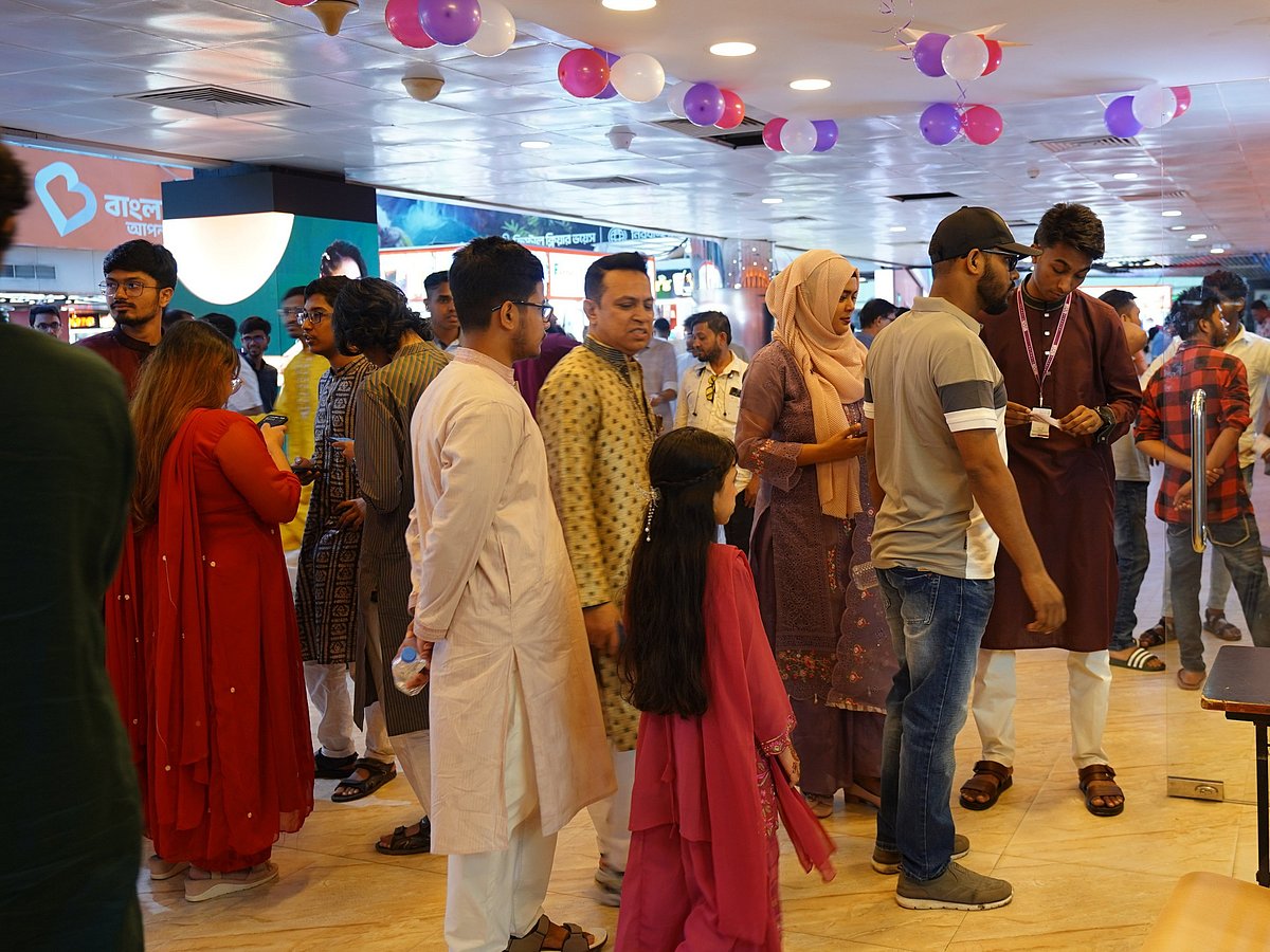 স্টার সিনেপ্লেক্সের রাজধানীর পান্থপথের বসুন্ধরা সিটি শপিং মলে ‘দম’ দেখতে দর্শকের  ভিড় দেখা গেছে