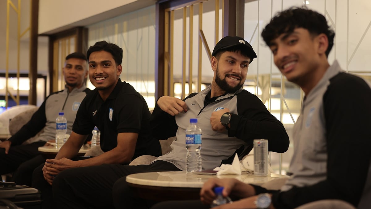 আজ ঈদের দিন সকালে ভিয়েতনামে পৌঁছেছে বাংলাদেশ জাতীয় ফুটবল দল