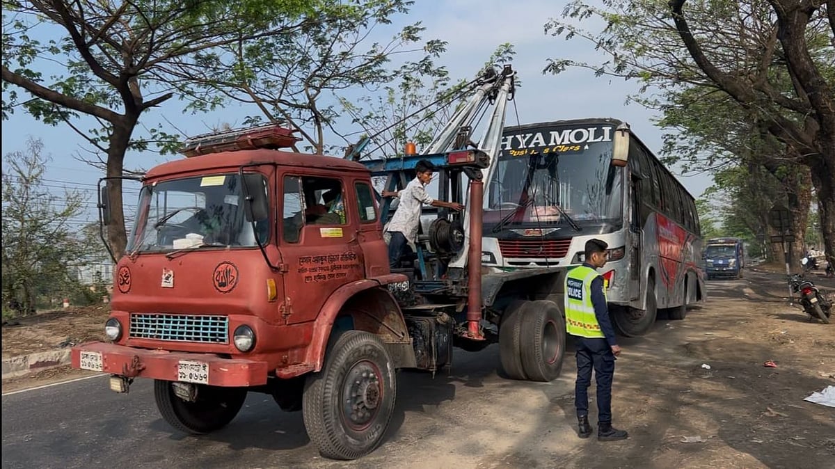 ফেনীতে ত্রিমুখী সংঘর্ষে দুর্ঘটনা কবলিত শ্যামলী পরিবহনের একটি বাসকে মহাসড়ক থেকে রেকারের সাহায্যে সরিয়ে নেওয়া হচ্ছে।  ঢাকা-চট্টগ্রাম মহাসড়কের রামপুর এলাকায় তোলা
