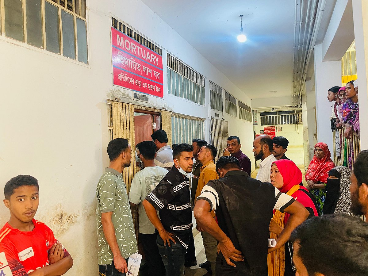 কুমিল্লা মেডিকেল কলেজ হাসপাতালের হিমায়িত লাশ ঘরের সামনে নিহতদের লাশের জন্য স্বজনদের অপেক্ষা এবং আহাজারি। রোববার দুপুরে