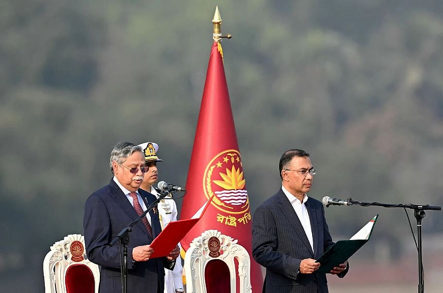 নতুন প্রধানমন্ত্রী তারেক রহমানকে শপথ পাঠ করাচ্ছেন রাষ্ট্রপতি মো. সাহাবুদ্দিন। জাতীয় সংসদ ভবনের দক্ষিণ প্লাজা।