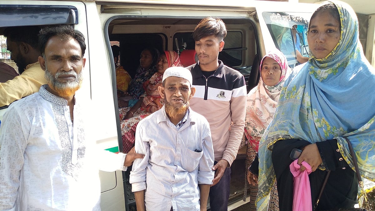 ছেলের মৃত্যুর খবর শুনে ফেনী আসেন মজিবুর রহমান(মাঝে)। ছেলের লাশ দেখেই কান্নায় ভেঙে পড়েন তিানি। আজ দুপুরে ফেনী ২৫০ শয্যা জেনারেল হাসপাতালের মর্গের সামনে থেকে তোলা