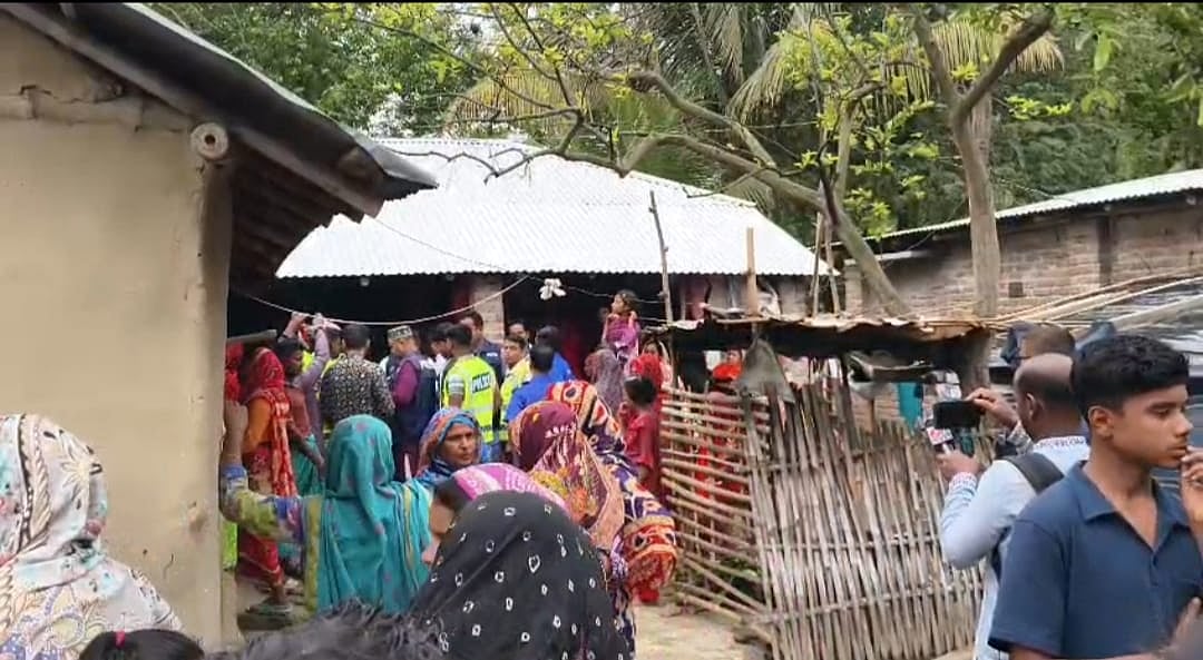 চুয়াডাঙ্গার আলমডাঙ্গায় সংঘর্ষে নিহত কিশোরের বাড়িতে লোকজনের ভিড়। গতকাল শনিবার উপজেলার ছত্রপাড়া গ্রামে