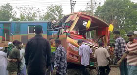 ‘বিকট শব্দে ঘুম ভাঙতেই দেখি, ট্রেন বাসটিকে মুখে করে টেনেহিঁচড়ে নিয়ে যাচ্ছে’
