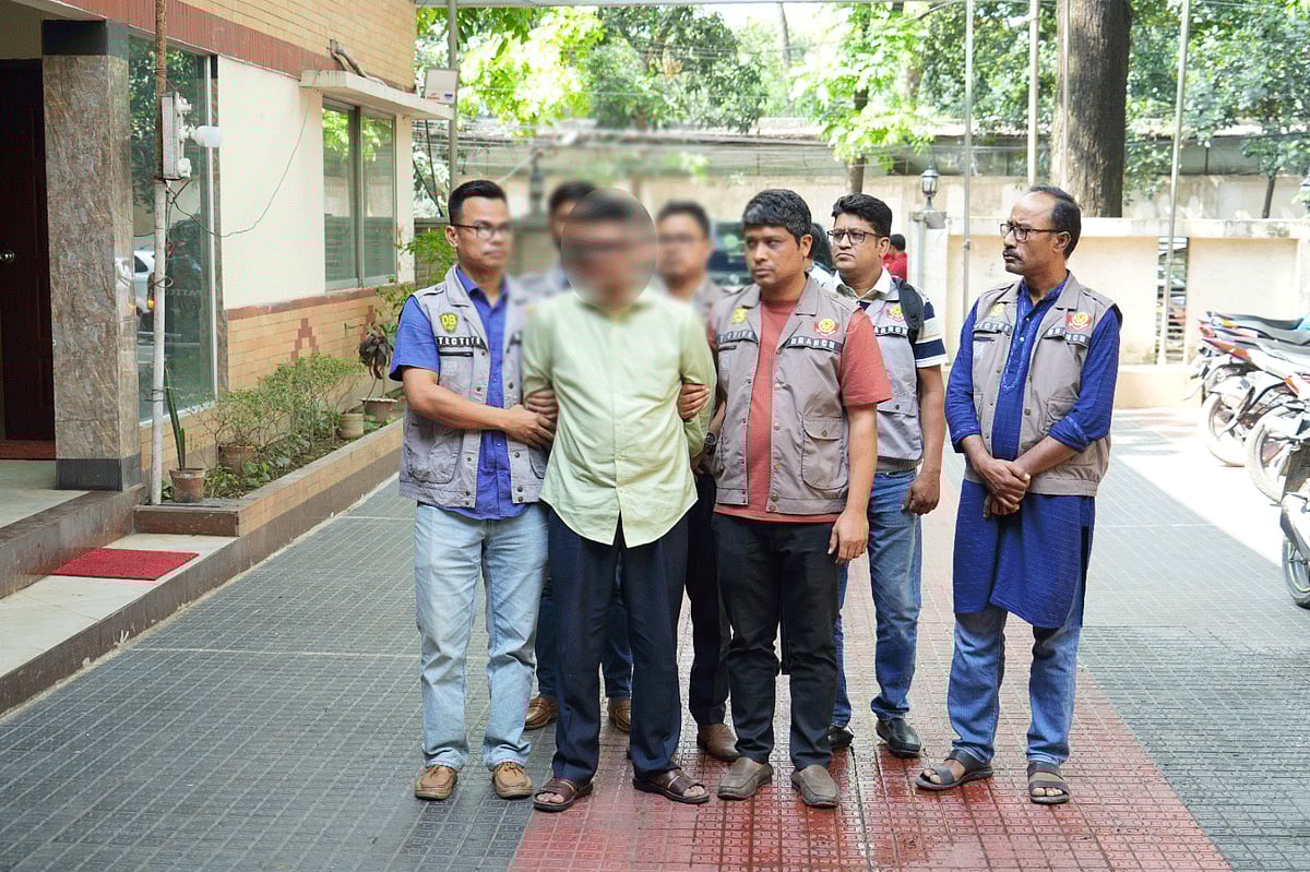 গ্রেপ্তার আরিফ মাঈনুদ্দিন