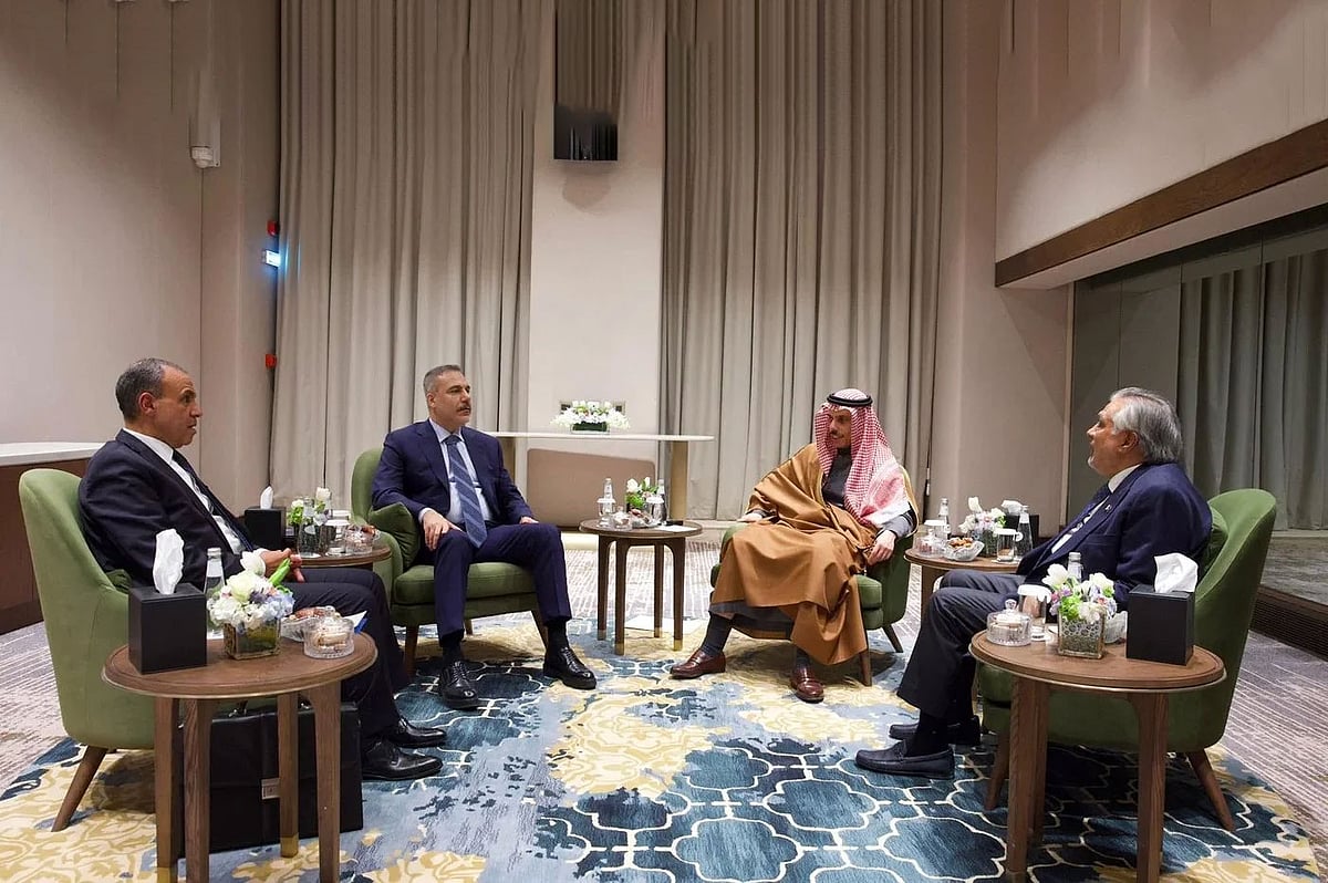 (বাঁ থেকে) মিসরের পররাষ্ট্রমন্ত্রী বদর আবদেলাত্তি, তুরস্কের পররাষ্ট্রমন্ত্রী হাকান ফিদান, সৌদি আরবের পররাষ্ট্রমন্ত্রী ফয়সাল বিন ফারহান ও পাকিস্তানের পররাষ্ট্রমন্ত্রী ইসহাক দার। রিয়াদ, সৌদি আরব; ১৯ মার্চ ২০২৬