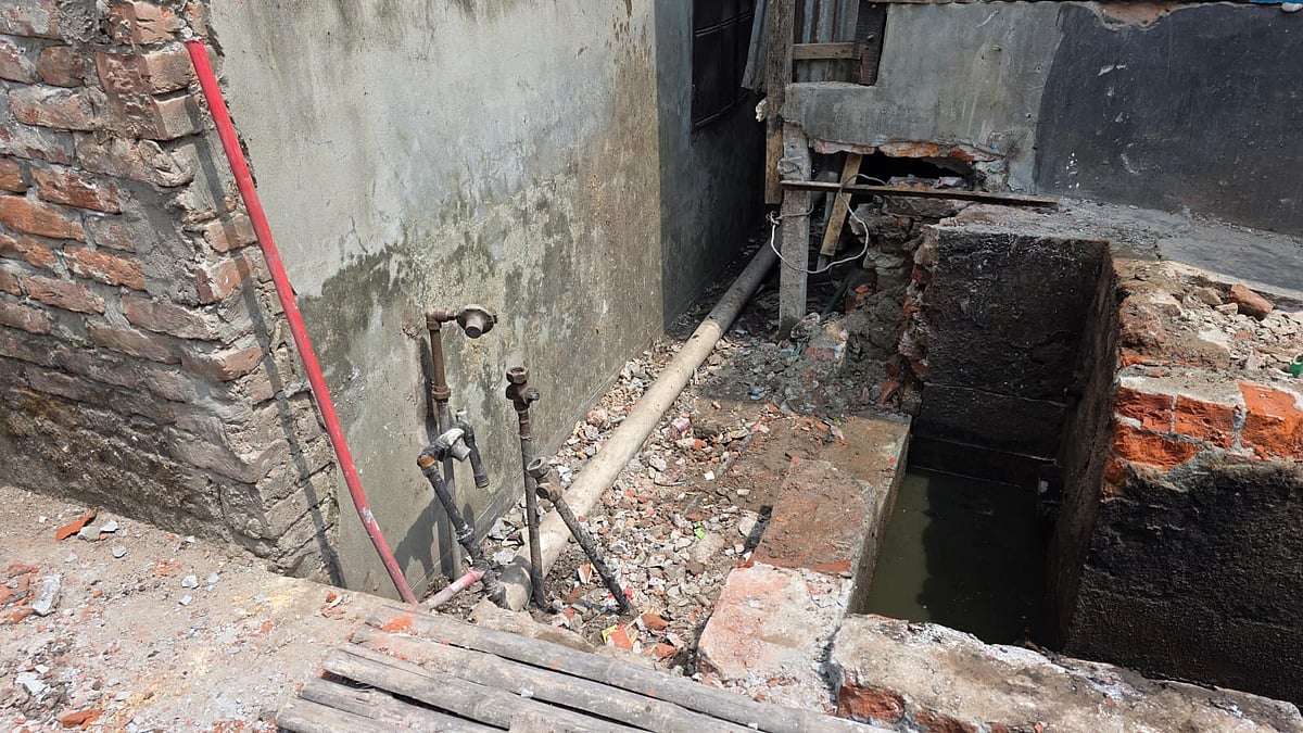 নারায়ণগঞ্জের সিদ্ধিরগঞ্জে গ্যাসের লিকেজে জমে থাকা গ্যাস থেকে বিস্ফোরণে একটি বাড়ির ছাদ ও দেয়াল ধসে পড়ে। গত শনিবার কদমতলী খালপাড় এলাকায়