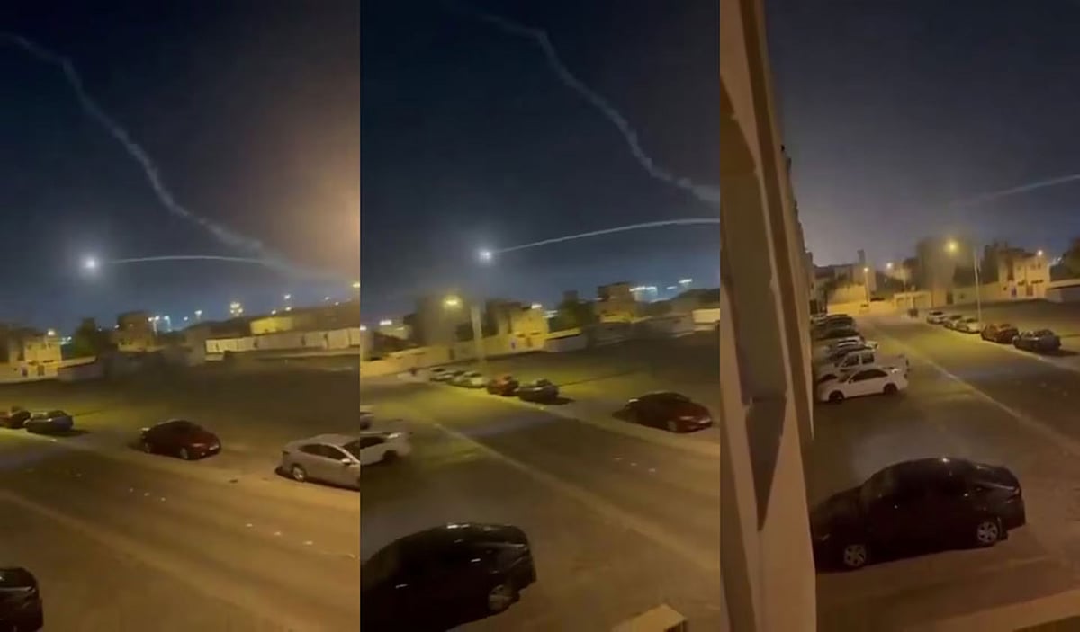 বাহরাইনের রিফফা এলাকার আকাশে ৯ মার্চ ক্ষেপণাস্ত্র ছুটে যাওয়ার মুহূর্ত। সামাজিক যোগাযোগমাধ্যমে ছড়িয়ে পড়া ভিডিও থেকে রয়টার্সের নেওয়া ছবি
