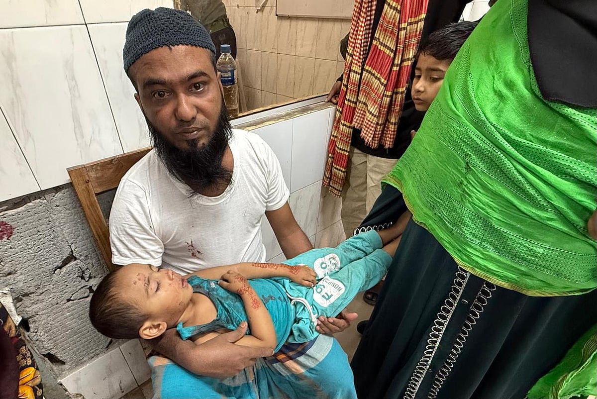 চিকি’সক কক্ষের সামনে আড়াই বছর বয়সী ছেলে আবু সাঈদকে কোলে নিয়ে বাবা মোহাম্মদ সেলিম। ২২ মার্চ