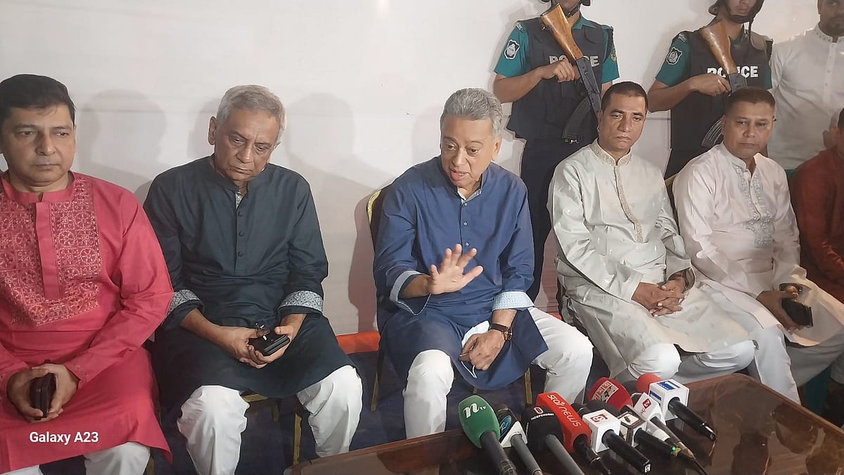 চট্টগ্রাম নগরের মেহেদীবাগ বাসভবনে গণমাধ্যমকর্মীদের সঙ্গে  মতবিনিময় করেন অর্থ ও পরিকল্পনামন্ত্রী আমির খসরু মাহমুদ চৌধুরী