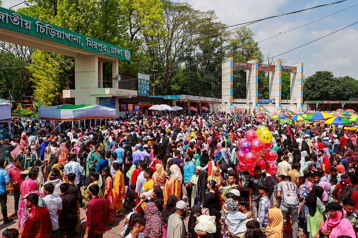চিড়িয়াখানায় প্রবেশের পথে ছিল দর্শনার্থীদের ভিড়।