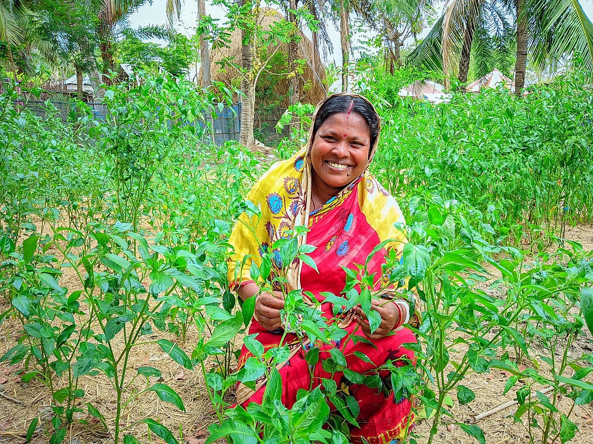 নিজের জমিতে খুলনার পাইকগাছার নারী ঝর্ণা সরকার