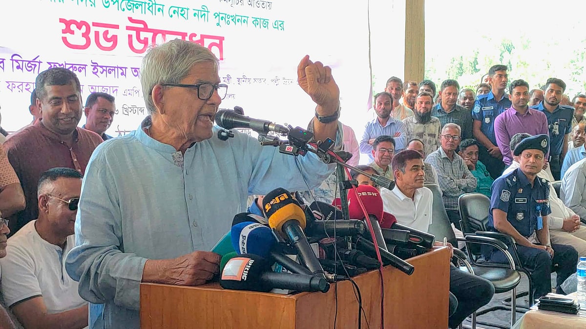 নেহা নদী খননকাজের উদ্বোধনী অনুষ্ঠানে প্রধান অতিথির বক্তব্যে দিচ্ছেন মির্জা ফখরুল ইসলাম আলমগীর। আজ সোমবার বেলা সাড়ে ১১টার দিকে ঠাকুরগাঁও সদর উপজেলার রায়পুর ইউনিয়নের চৌধুরীপাড়া এলাকায়