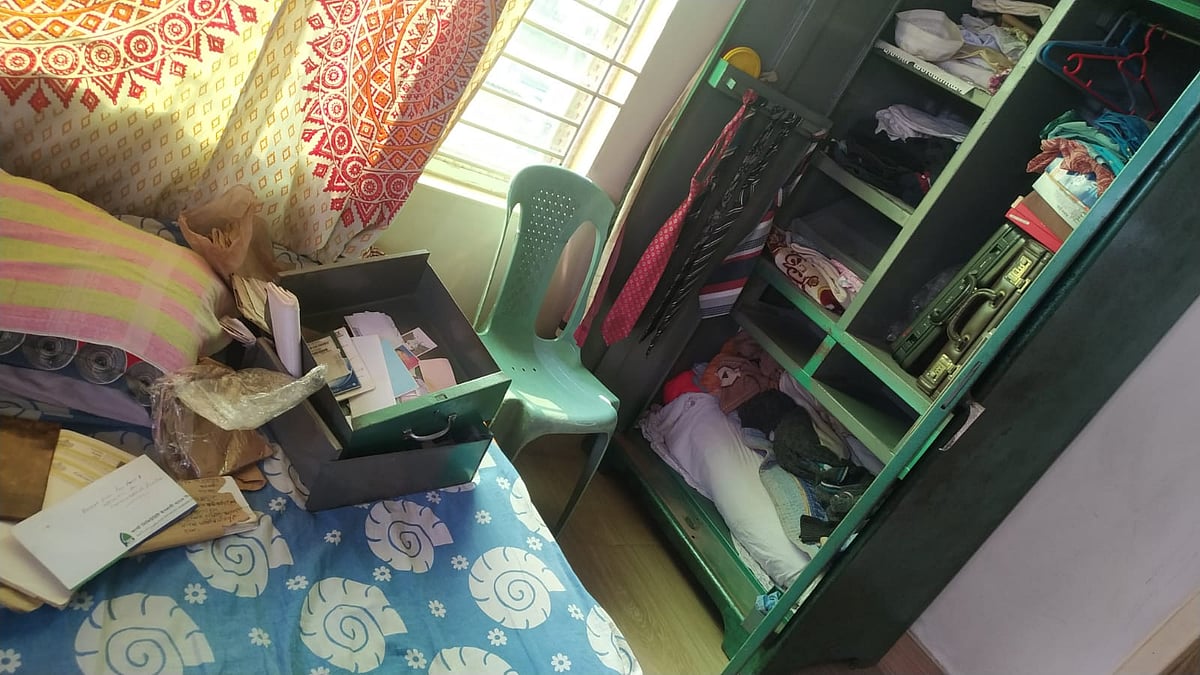 চুরি করার সময় চোরেরা আলমারি ভাঙচুর ও জিনিসপত্র এলোমেলো করে যায়। আজ সোমবার দুপুরে নারায়ণগঞ্জের ফতুল্লার পাগলা নয়ামাটি এলাকায়