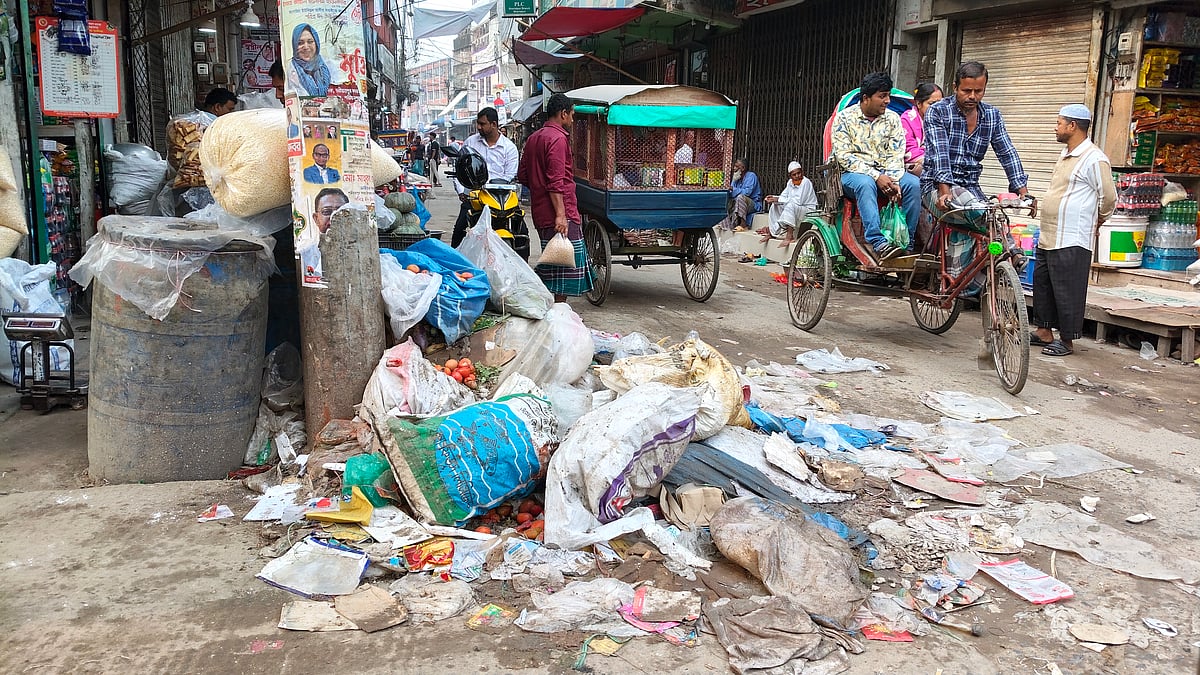 শরীয়তপুর পৌরসভার পালং বাজার এলাকায় আজ সোমবার সকালে তোলা