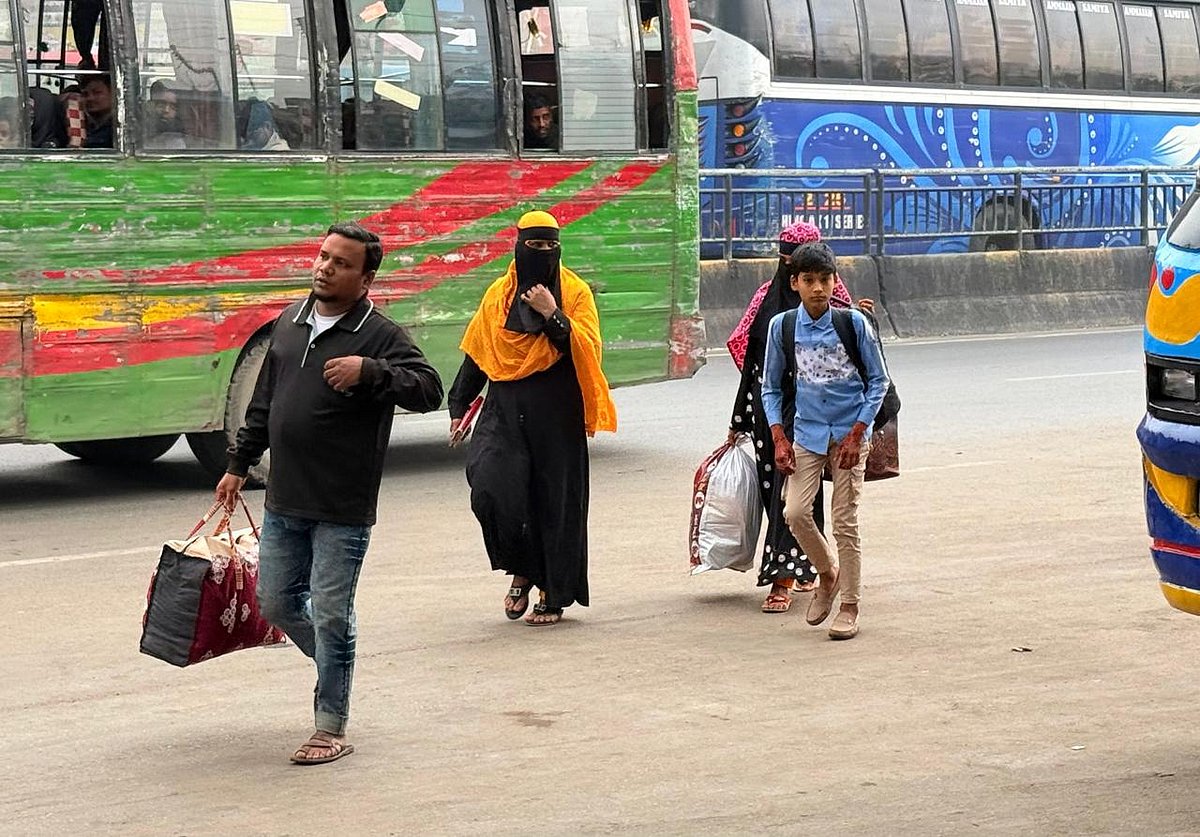 ঢাকা ছেড়ে আজও অনেকে গ্রামে যাচ্ছেন। আজ সোমবার সকালে রাজধানীর গাবতলী বাস টার্মিনালে