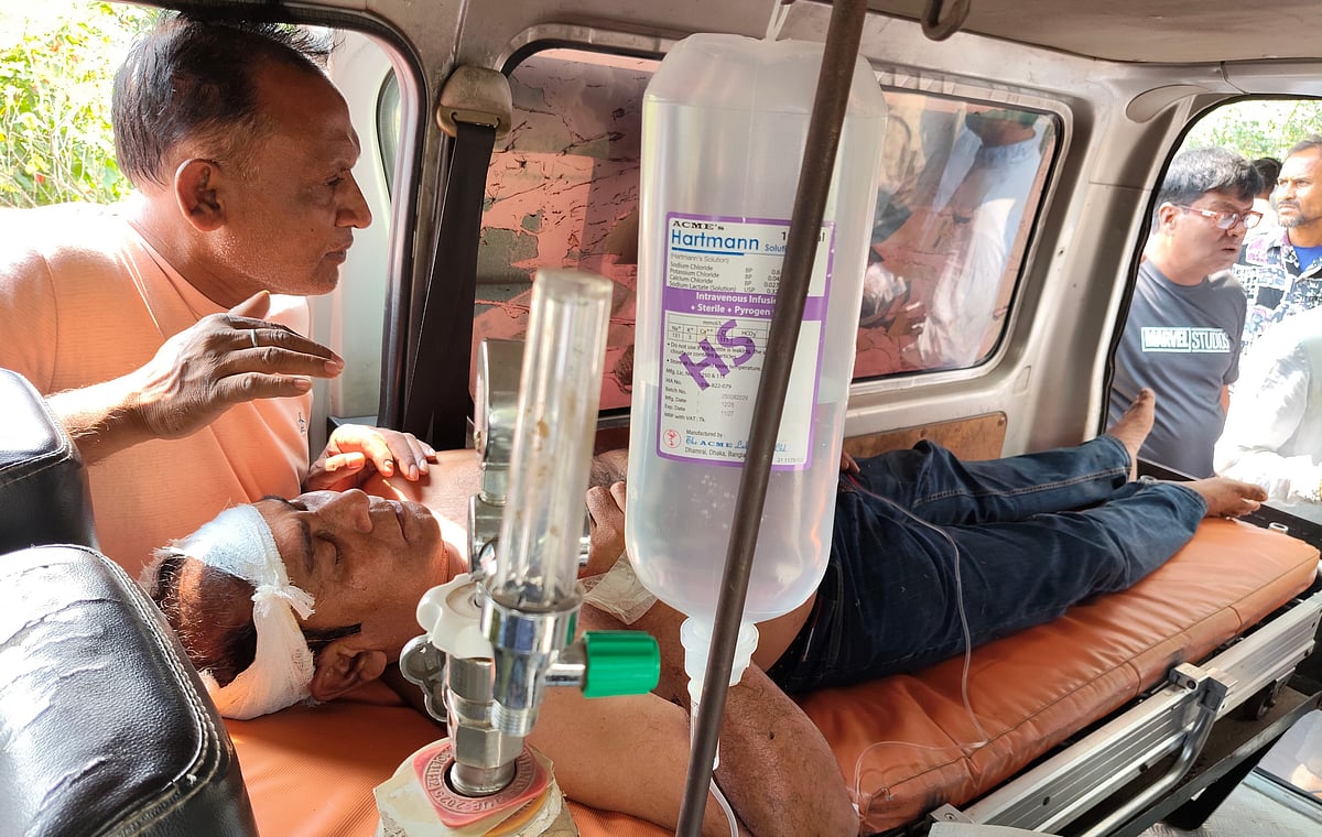 পাবনার ঈশ্বরদীতে আধিপত্য বিস্তার নিয়ে বিএনপির দুই পক্ষের সংঘর্ষের সময় গুরুতর আহত কয়েকজনকে হাসপাতালে আনা হয়। আজ সোমবার উপজেলা স্বাস্থ্য কমপ্লেক্সে