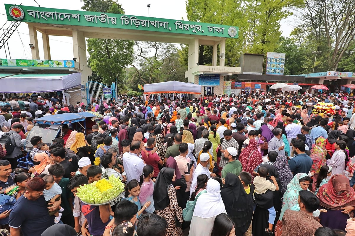 রাজধানীর মিরপুরের জাতীয় চিড়িয়াখানার ফটকের সামনে মানুষের ভিড়