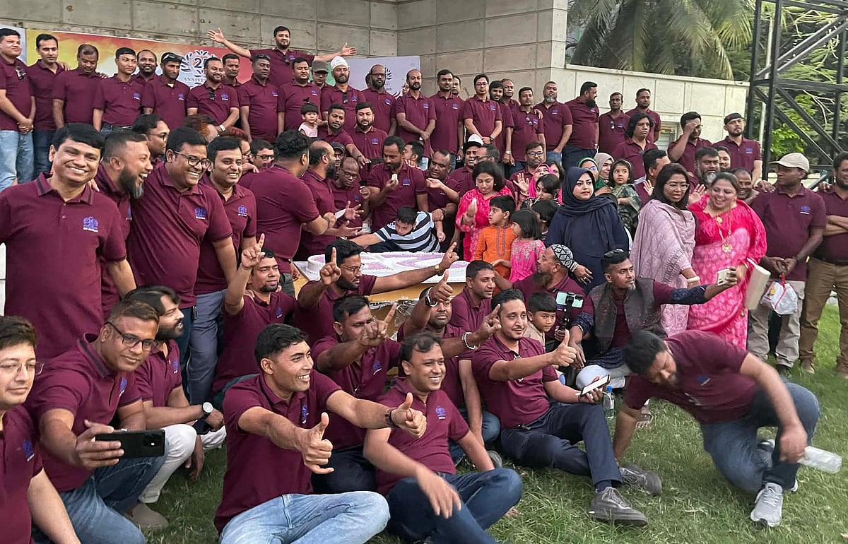 কুষ্টিয়ায় এসএসসি ২০০১ ব্যাচের শিক্ষার্থীরা মেতেছিলেন ২৫ বছর পূর্তি উৎসবে। গতকাল রোববার কুষ্টিয়া শিল্পকলা একাডেমি প্রাঙ্গণে