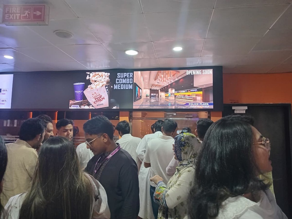 বসুন্ধরা সিটি শপিং মল শাখার অনলাইন টিকিট কাউন্টারের সামনে দর্শকের জটলা দেখা গেছে