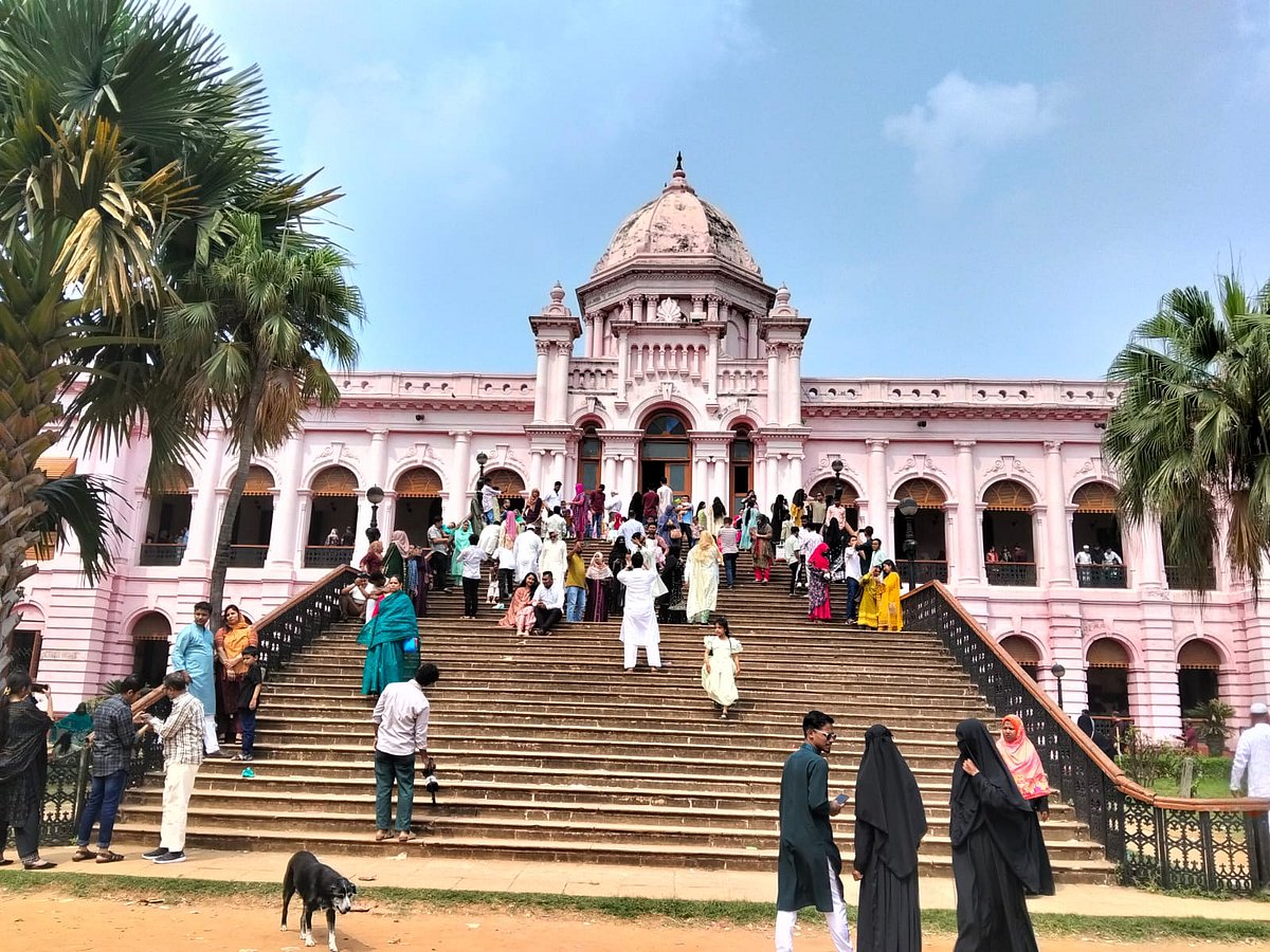বুড়িগঙ্গার তীরে দাঁড়িয়ে থাকা আহসান মঞ্জিলে ঈদের ছুটিতে এসেছেন অসংখ্য মানুষ। ২৩ মার্চ, ঢাকা