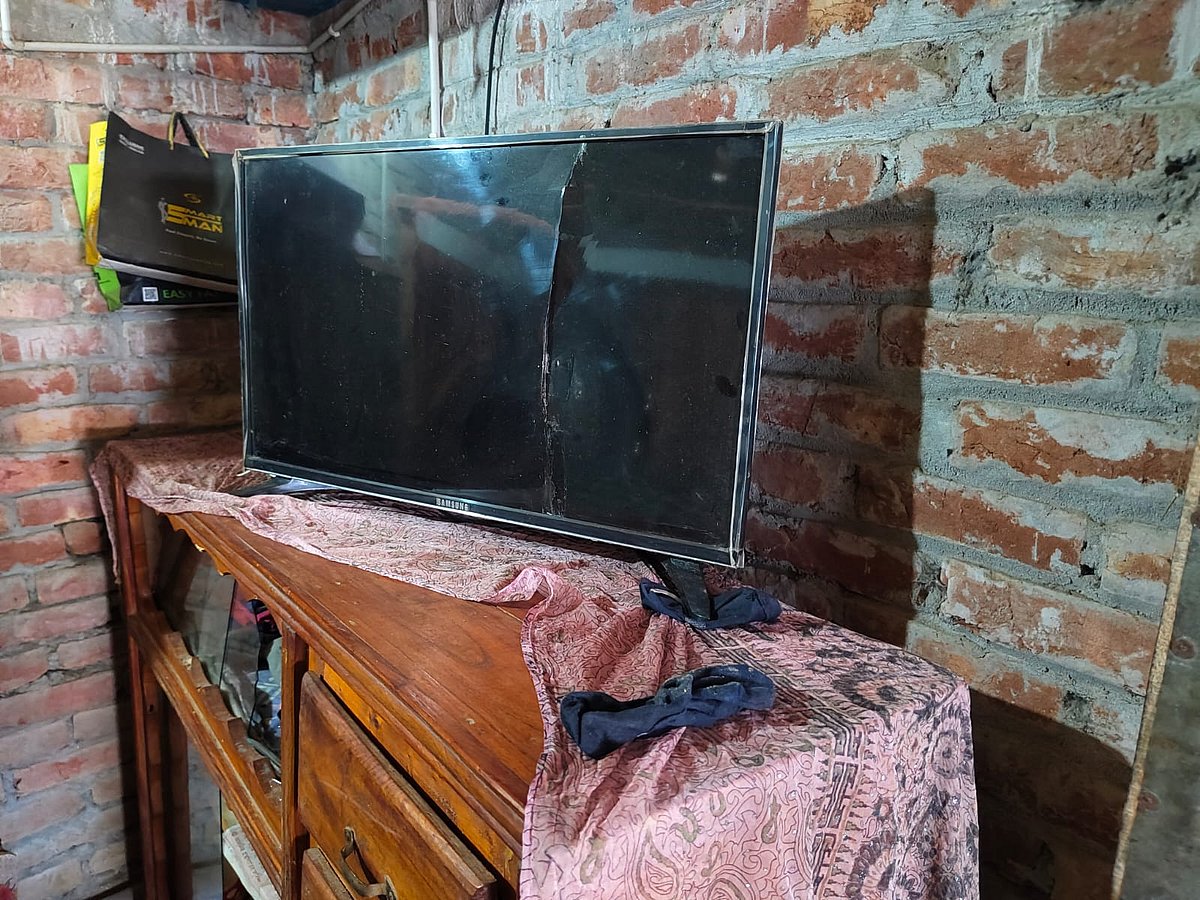 রাজশাহী বাগমারা তাহেরপুরের নুরপুরে যুবলীগ নেতার বাড়িতে ভাঙচুর করা টেলিভিশন