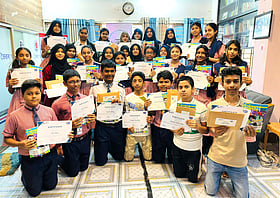 নারী দিবসের কুইজ প্রতিযোগিতায় বিজয়ীদের পুরস্কার