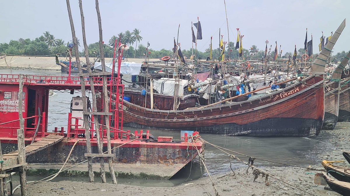 কক্সবাজার শহরের বাঁকখালী নদীর ৬ নম্বর জেটিঘাটের একটি ভাসমান পাম্পে জ্বালানি সরবরাহ বন্ধ রাখা হয়েছে। সম্প্রতি তোলা