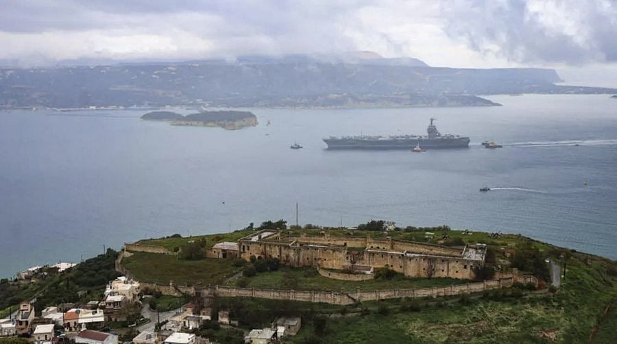 গ্রিসের ক্রিট দ্বীপের সৌদা বে নৌঘাঁটিতে ভিড়ছে বিশ্বের বৃহত্তম মার্কিন রণতরি ইউএসএস জেরাল্ড আর ফোর্ড। ২৩ মার্চ, ২০২৬