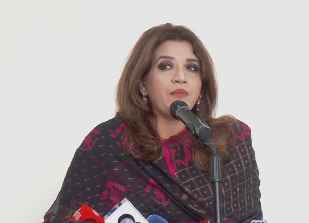 সাংবাদিকদের সঙ্গে কথা বলছেন পররাষ্ট্র প্রতিমন্ত্রী শামা ওবায়েদ ইসলাম। মঙ্গলবার বিকেলে পররাষ্ট্র মন্ত্রণালয়ে