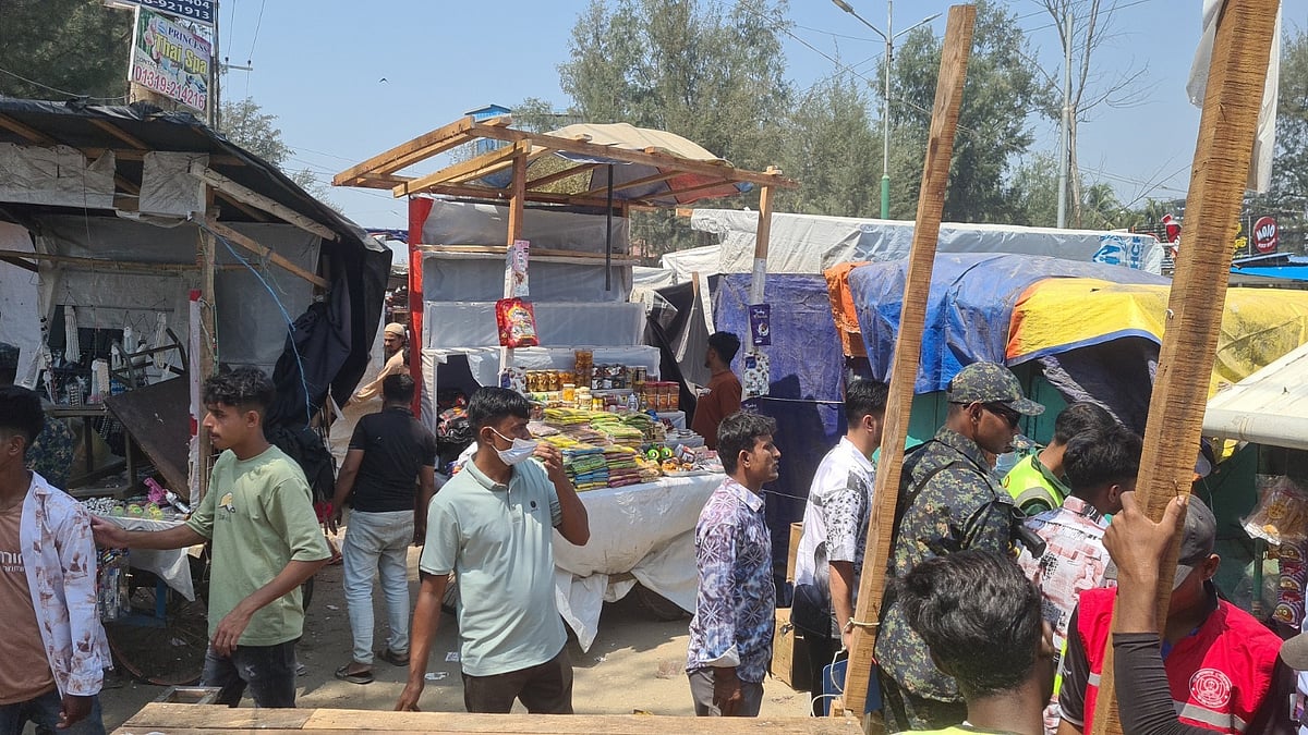 কক্সবাজার শহরের সুগন্ধা সৈকতে বালিয়াড়ি দখল করে পুনরায় শতাধিক দোকানপাট নির্মাণ করা হয়। তিন ঘণ্টার ব্যবধানে উচ্ছেদ করে জেলা প্রশাসন। আজ বিকেলে