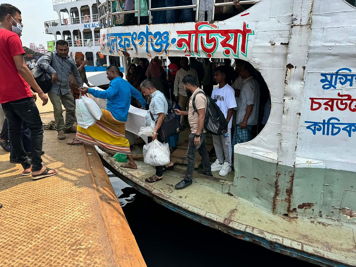 লঞ্চ থেকে যাত্রীরা নামছেন। আজ মঙ্গলবার দুপুরে ঢাকার সদরঘাট টার্মিনালে