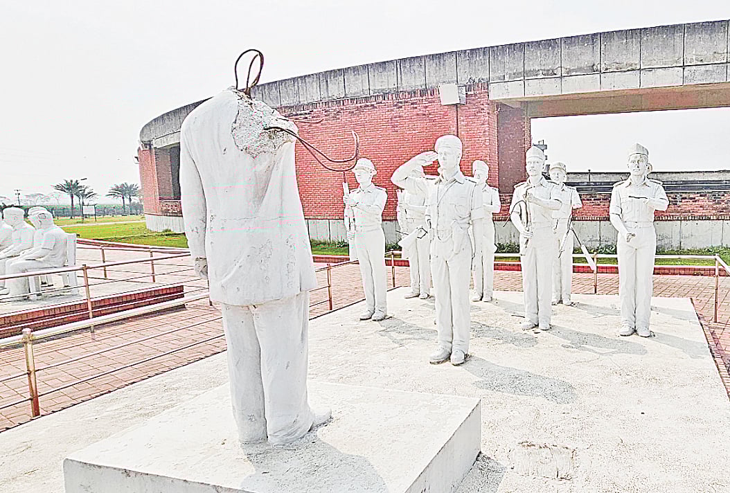 দেশের প্রথম অস্থায়ী রাষ্ট্রপতি সৈয়দ নজরুল ইসলামকে ‘গার্ড অব অনার’ দেন আনসার সদস্যরা। সেই দৃশ্য ফুটিয়ে তোলা হয়েছিল ভাস্কর্যের মাধ্যমে। ২০২৪ সালের ৫ আগস্ট ভাস্কর্য ভাঙচুর করা হয়। এখনো পড়ে আছে সেভাবেই। ৬ মার্চ মেহেরপুরের মুজিবনগর মুক্তিযুদ্ধ স্মৃতিকেন্দ্রে