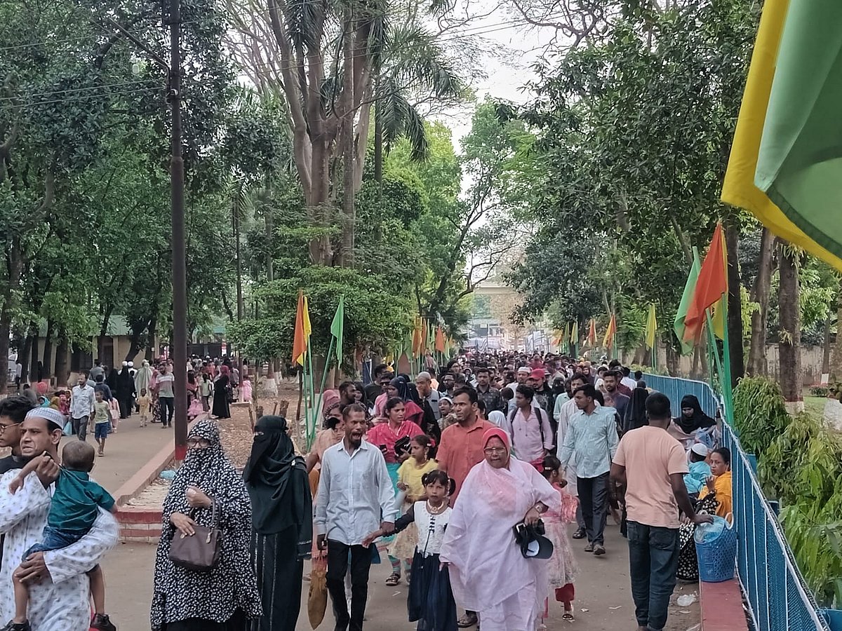 রাজধানীর মিরপুরের জাতীয় চিড়িয়াখানায় দর্শনার্থীদের ভিড়। আজ মঙ্গলবার।