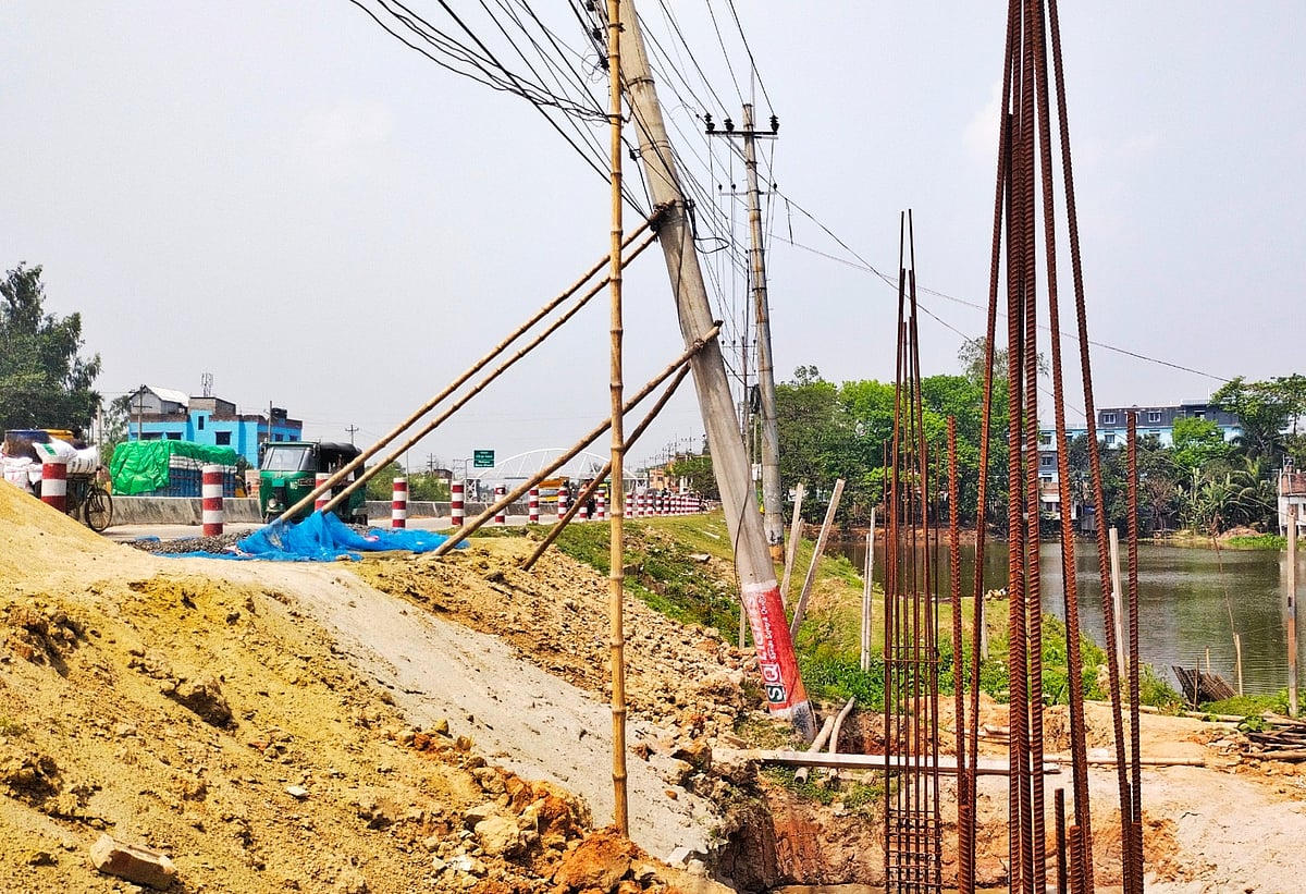 হেলে পড়া বৈদ্যুতিক খুঁটিটিকে বাঁশ দিয়ে ঠেকিয়ে রাখা হয়েছে। আজ মঙ্গলবার দুপুরে ঢাকা-বগুড়া মহাসড়কের শেরপুর উপজেলার মহিপুর এলাকায়