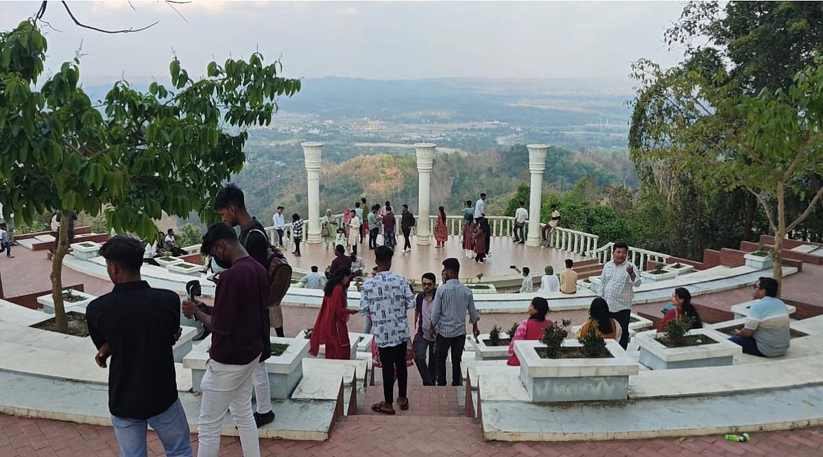 খাগড়াছড়ির আলুটিলা পর্যটনকেন্দ্রে পর্যটকদের ভিড়। গতকাল বিকেলে তোলা