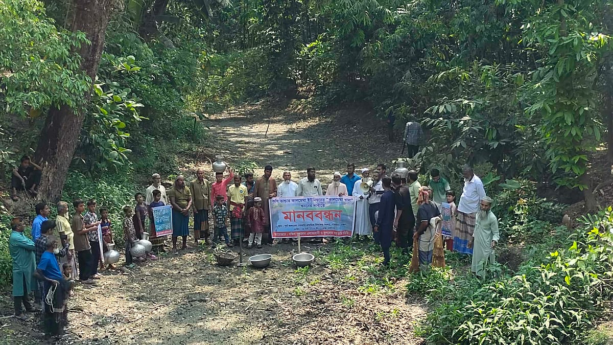 পাথরঘাটা উপজেলার কালমেঘা খাল পুনঃখননের দাবিতে এলাকাবাসীর মানববন্ধন। আজ মঙ্গলবার সকালে
