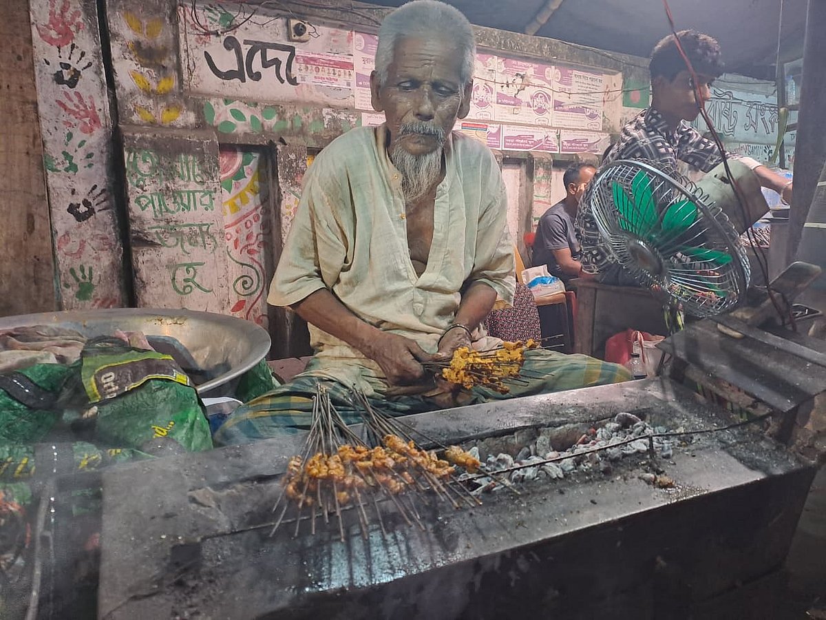 কয়লার আগুনে তৈরি করা হয় কাবাব। সোমবার রাতে বগুড়া শহরের সাতমাথা এলাকার ফুটপাতে